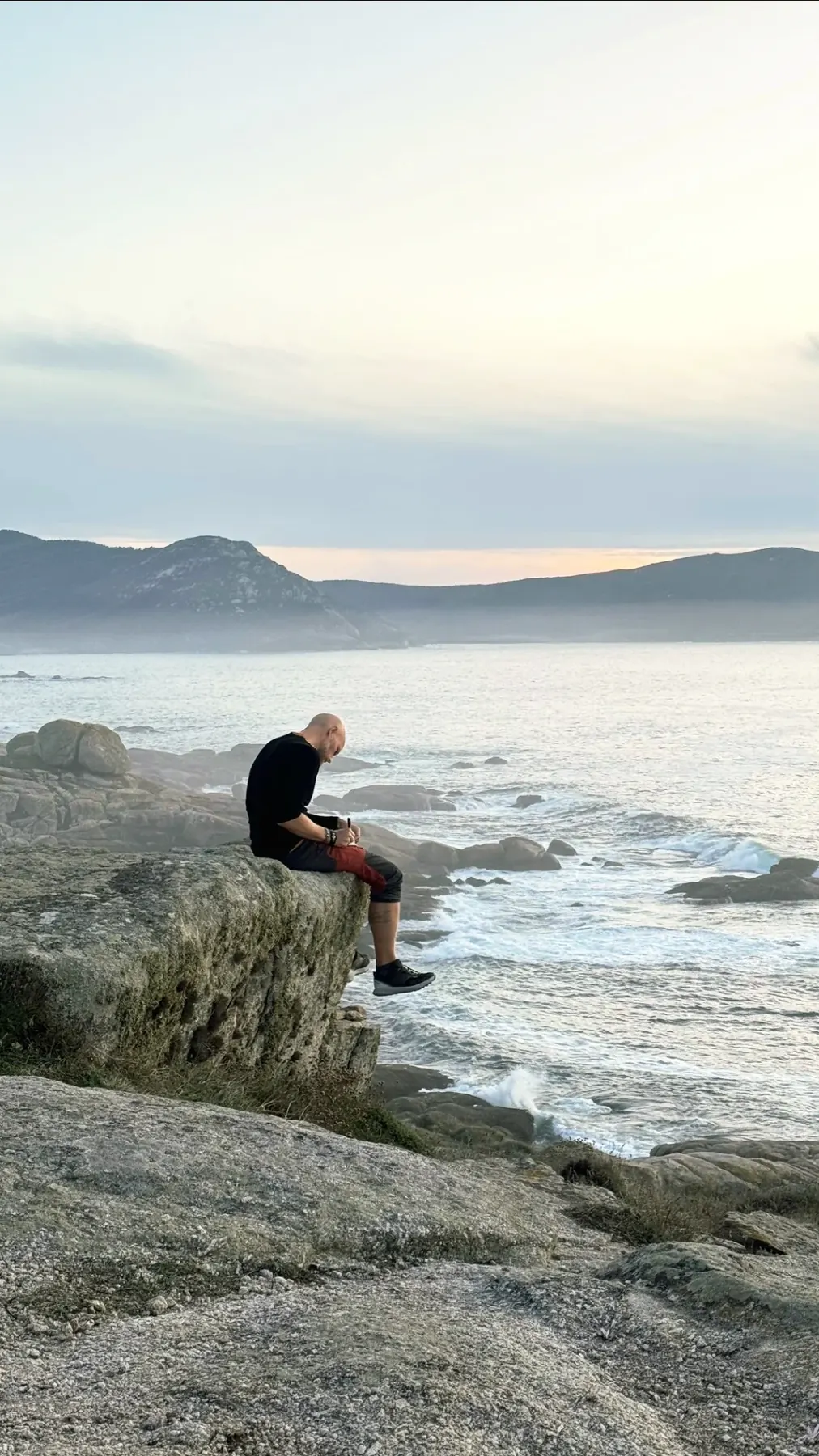 Pilegrim sitter ved havet